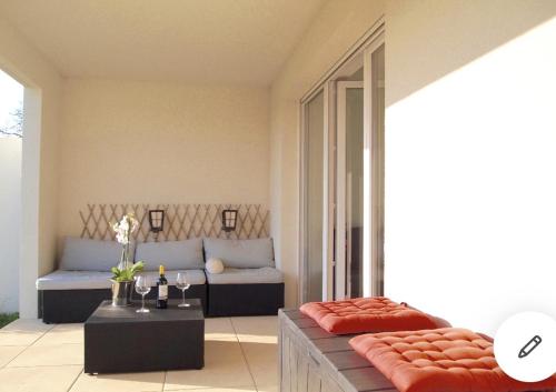 Facilities, Domaine Blue Park 2 pieces, piscine, jardin prive, climatisation, parking et vue in Laval