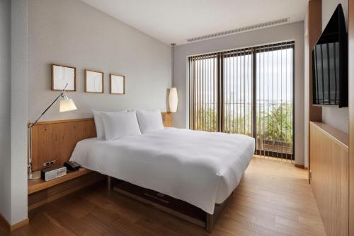 Penthouse Suite with Private Top Foor Terrace with Lounge Access & Free Mini-Bar image 3