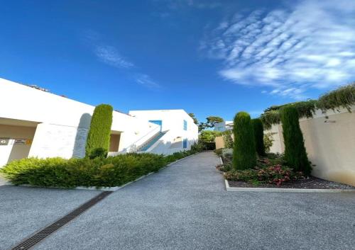 Exterior view, Domaine Blue Park 2 pieces, piscine, jardin prive, climatisation, parking et vue in Laval