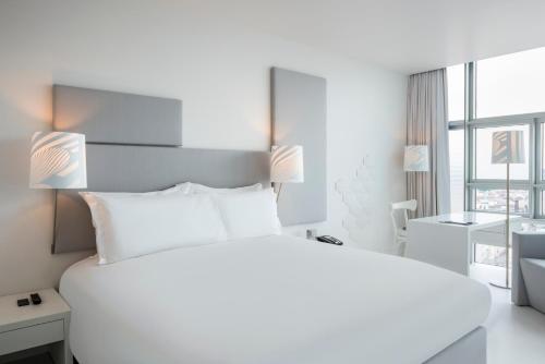 SO Cosy Queen Room with Ferris Wheel View image 4