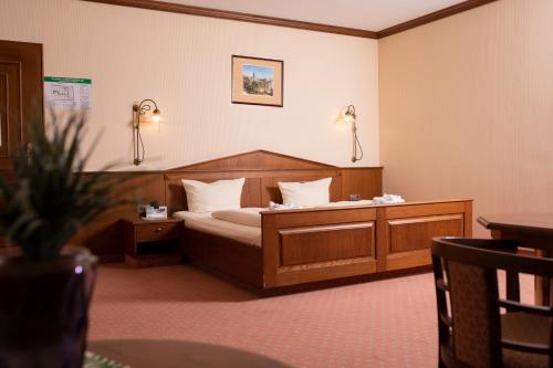 1 queen bed, 1 sofa bed
