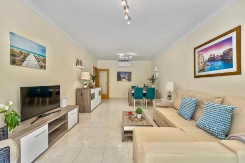 Pool with Beach 10' Away - Comfort and Tranquility, Quarteira (foto 10)