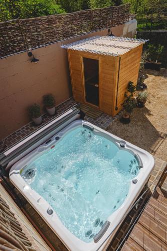 Hot tub, La Maison D'Ambre - Jacuzzi - Sauna- Clim in Rue Loucheur