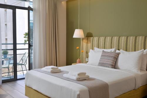 Deluxe Double Room with Balcony image 4