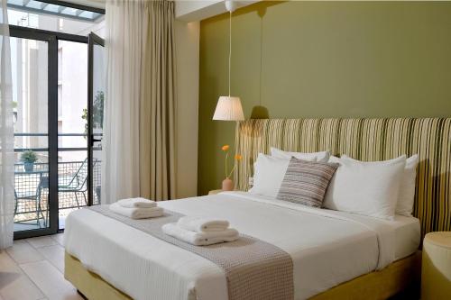 Deluxe Double Room with Balcony image 3