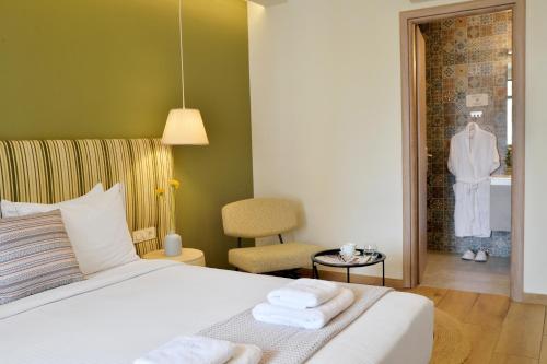 Deluxe Double Room with Balcony image 1