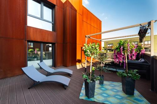 Apartment with private terrace by NEARTO PL, Cracovie