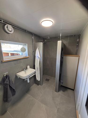 Eget boende i privat uthuslänga (Eget boende i privat uthuslanga) in อลิงก์โซส