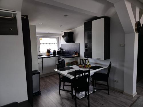 köök, 1,5 Zimmer Ferienwohnung Apartment in ruhiger Lage stadtnah Neu in Brunnthal in Brunnthal