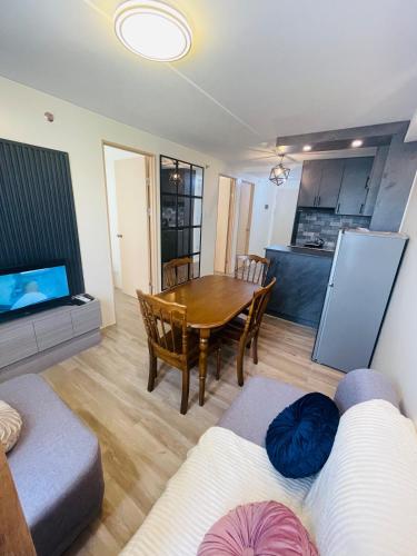 E&L Family Suite, Manila