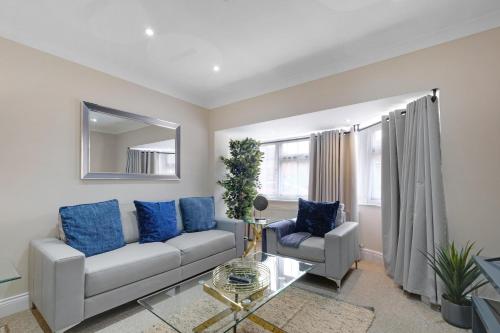 Stylish 4-bedroom, 2-Bathroom Home in Brightside Avenue, Staines