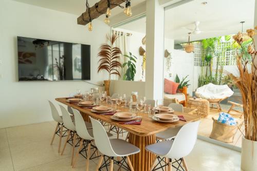 5BR Private Pool Villa - 1 min Beach - Daily Staff, Private Pool, Gym & Games