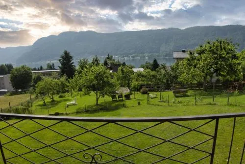 Luxescape- Seeblick- Ossiachersee- Aussicht- Natur- Radfahren- Ruhe in Treffen, Österreich