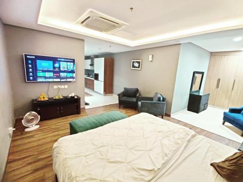 Everything You Need All Right Here in Gold Crest by HBA - image 3