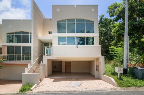 Villa at Palmas with Jacuzzi, Rooftop, Generator 24-7 in Humacao