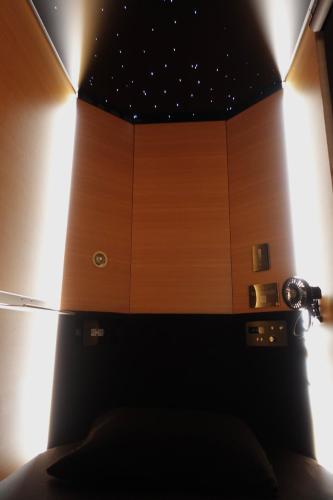 Business Pod in 2 Bed Mixed Dorm image 5