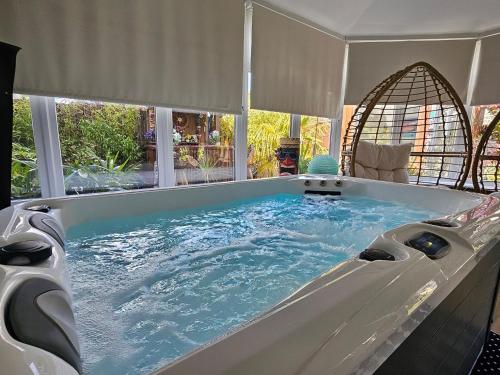 Braveheart Haven: 4BD Retreat with Hot Tub gîte à louer Bridge of Allan