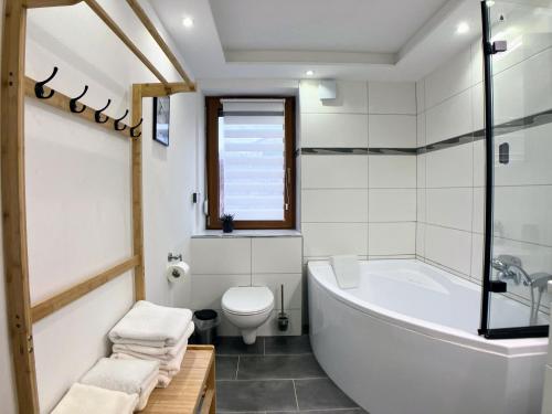 Zuhanyzó, 4 Zimmer Wohnung, 6 Bed, Küche, Waschmaschine, Wlan, Klima, Garden, free Parking (4 Zimmer Wohnung, 6 Bed, Kuche, Waschmaschine, Wlan, Klima, Garden, free Parking) in Feichten