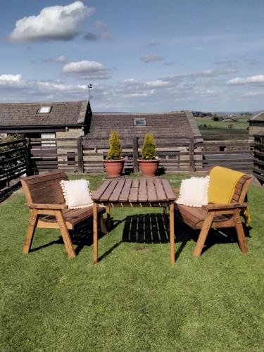 Garden, South view farm cottage 2 Bed in Thornton