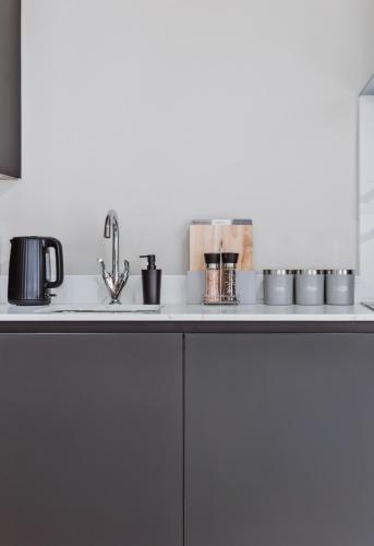 Stylish new-build, FREE parking, 10 minutes to NEC & BHX airport, Бирмингем (фото 10)