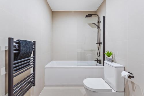 Stylish new-build, FREE parking, 10 minutes to NEC & BHX airport, Бирмингем (фото 8)