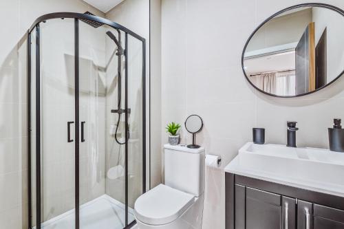 Stylish new-build, FREE parking, 10 minutes to NEC & BHX airport, Бирмингем (фото 3)