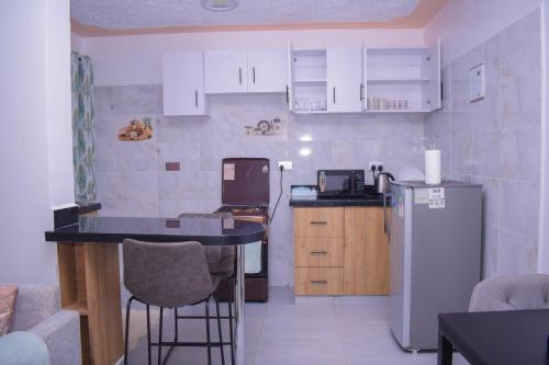 Küche, Marvel Homes Modern 1BR Fast WiFi Balcony Near Town Perfect for Work & Stay in Meru