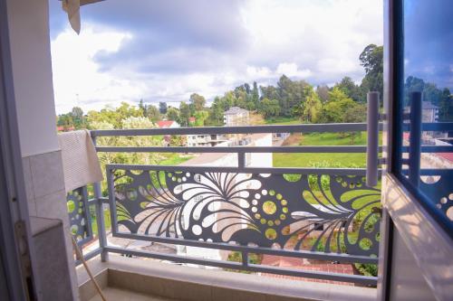 Balkon/Terrasse, Marvel Homes Modern 1BR Fast WiFi Balcony Near Town Perfect for Work & Stay in Meru