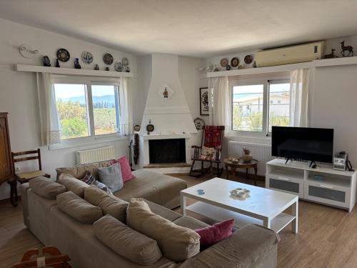 Poly's hill-house close to the beach in Akti Idras (Argolis)