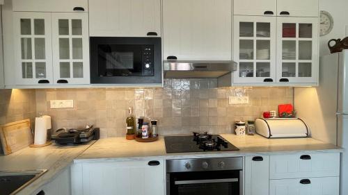 virtuve, Poly's hill-house close to the beach in Akti Idras (Argolis)