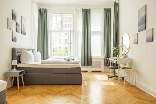 KAISER 04 by ROCKCHAIR Apartments l SUPERHOST Status l 3 Bedrooms Boxspringbeds 2 Bathrooms l Cozy Family & Business Flair 155 sqm 3 Balcony 4th Floor Elevator up to 10 guests welcomes you!, Berlino