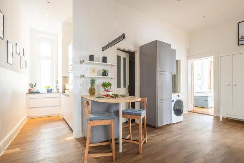 KAISER 04 by ROCKCHAIR Apartments l SUPERHOST Status l 3 Bedrooms Boxspringbeds 2 Bathrooms l Cozy Family & Business Flair 155 sqm 3 Balcony 4th Floor Elevator up to 10 guests welcomes you!, Berlino (foto 5)