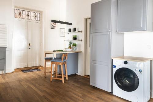 KAISER 04 by ROCKCHAIR Apartments l SUPERHOST Status l 3 Bedrooms Boxspringbeds 2 Bathrooms l Cozy Family & Business Flair 155 sqm 3 Balcony 4th Floor Elevator up to 10 guests welcomes you!, Berlino (foto 7)