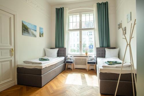 KAISER 04 by ROCKCHAIR Apartments l SUPERHOST Status l 3 Bedrooms Boxspringbeds 2 Bathrooms l Cozy Family & Business Flair 155 sqm 3 Balcony 4th Floor Elevator up to 10 guests welcomes you!, Berlino (foto 9)