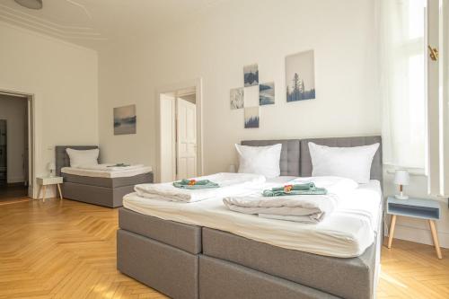 KAISER 04 by ROCKCHAIR Apartments l SUPERHOST Status l 3 Bedrooms Boxspringbeds 2 Bathrooms l Cozy Family & Business Flair 155 sqm 3 Balcony 4th Floor Elevator up to 10 guests welcomes you!, Berlino (foto 11)