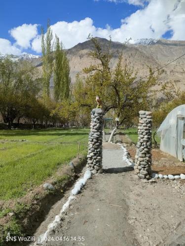 Garden, Areshman Organic Guest House & Hotel in Khaplu