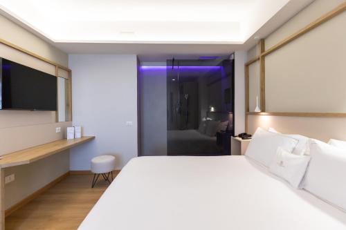 Deluxe Double Room with Sea View image 10