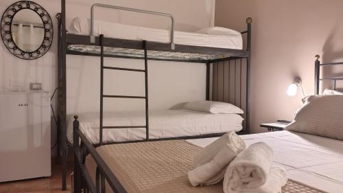 1 double bed, 2 bunk beds