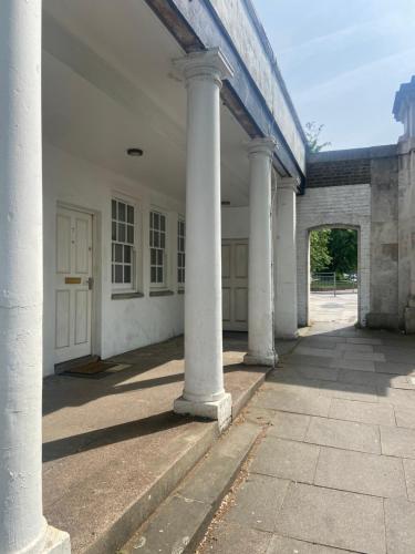 Listed building close to River Thames, Londyn