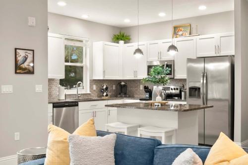 Canopy Couplet - 2 Upscale Condos by Main St in Safety Harbor