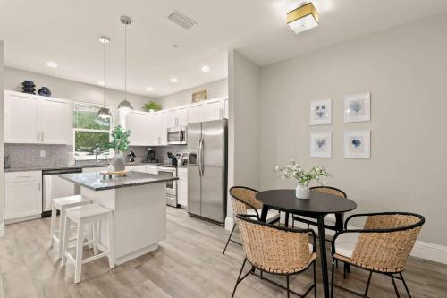 Canopy Couplet - 2 Upscale Condos by Main St in Safety Harbor