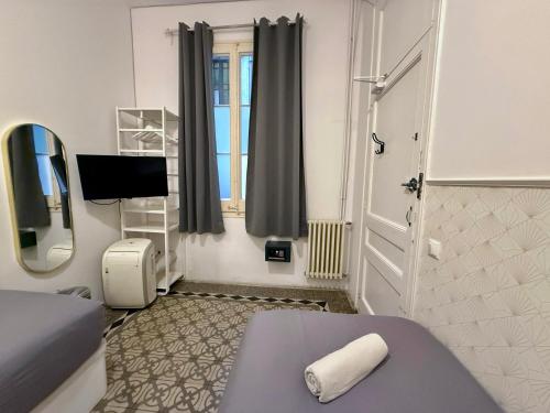Twin Room with Shared Bathroom image 4