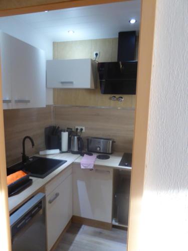 Kitchen, Landhotel Auerose Garni in Neu Kosenow