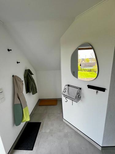 Ruhiges Lay-Haus in der Vulkaneifel, bis zu 7 Personen mit Terrasse, Garten und Kamin in Strohn
