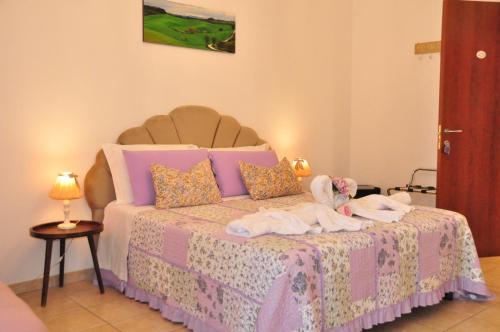 1 queen bed, 2 twin beds