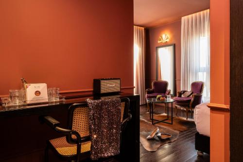 Deluxe Room image 7