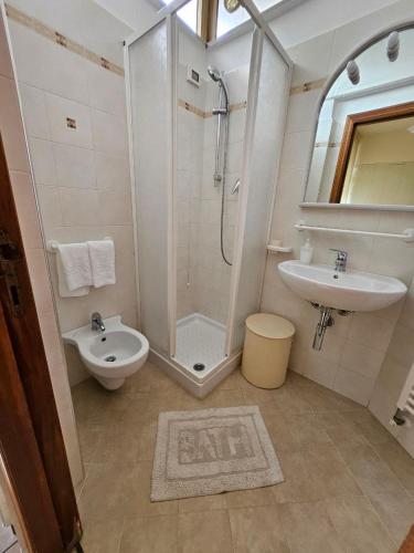 Single Room image 10