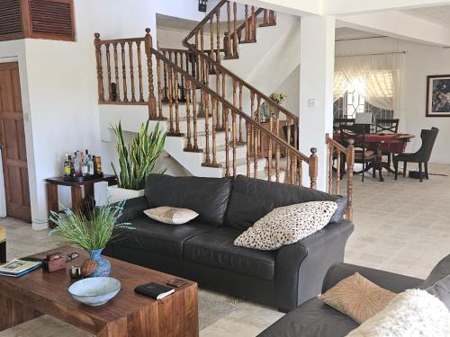 Suite Georgiana - Ensuite Double Bedroom, Cardiff Hall, Runaway Bay, One Mile to Beaches, 1 Hour Fro in Runaway Bay