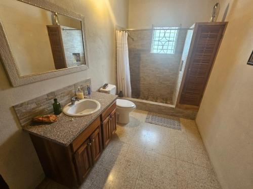 Suite Georgiana - Ensuite Double Bedroom, Cardiff Hall, Runaway Bay, One Mile to Beaches, 1 Hour Fro in Runaway Bay