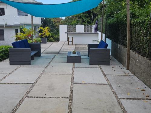 Suite Georgiana - Ensuite Double Bedroom, Cardiff Hall, Runaway Bay, One Mile to Beaches, 1 Hour Fro in Runaway Bay